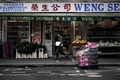 仏パリのベルビル地区にある中国系雑貨店（2020年2月5日撮影）。(c)Philippe LOPEZ / AFP