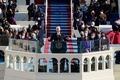 米連邦議会議事堂で行われた大統領就任式で演説するジョー・バイデン新大統領（中央、2021年1月20日撮影）。(c)Patrick Semansky / POOL / AFP
