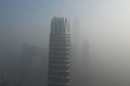 中国・北京で、スモッグに覆われた建物（2017年1月1日撮影）。(c)AFP/GREG BAKER