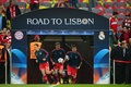 サッカー欧州チャンピオンズリーグ2013-14（UEFA Champions League 2013-14）準決勝第2戦、バイエルン・ミュンヘン（Bayern Munich）対レアル・マドリード（Real Madrid）。試合前の練習を控えピッチに出るバイエルン・ミュンヘンの（左から）フィリップ・ラーム（Philipp Lahm）、トーマス・ミュラー（Thomas Muller）、マリオ・マンジュキッチ（Mario Mandzukic、2014年4月29日撮影）。(c)AFP/JOHN MACDOUGALL