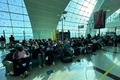アラブ首長国連邦（UAE）のドバイ国際空港で、搭乗を待つ人々（2024年4月17日撮影）。(c)AFP