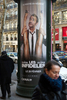 パリ（Paris）市内に張り出された映画『Les Infideles（The Player）』のポスター（2012年2月2日撮影）。(c)AFPBERTRAND LANGLOIS