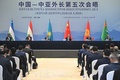 会合の後、共同記者会見に臨む王毅氏（奥右から３人目）と５カ国外相（2024年12月1日撮影）。(c)Xinhua News