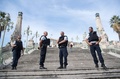 フランス南部マルセイユの主要駅、マルセイユ・サンシャルル駅前で警備に当たる警察（2017年10月1日撮影）。(c)AFP/BERTRAND LANGLOIS