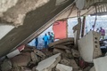 地震に見舞われたハイチ南西部レカイで、生存者を捜索する人々（2021年8月15日撮影）。(c)Reginald LOUISSAINT JR / AFP