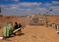 イスラエル南部スデロット近郊で、パレスチナ自治区ガザ地区に向けてりゅう弾を発射するイスラエル兵（2021年5月13日撮影）。(c)Menahem KAHANA / AFP