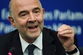 フランス東部ストラスブールの欧州議会で開いた記者会見で、身ぶりを交えて話をするピエール・モスコビシ欧州委員（経済金融問題担当、2018年10月23日撮影）。(c)FREDERICK FLORIN / AFP