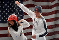 米テレビ局%%NBC%%と米国五輪委員会（%%US Olympic Committee%%、%%USOC%%）が12日、ロサンゼルス（Los Angeles）のスマッシュボックス・スタジオ（Smashbox Studios）でプロモーション用の写真撮影を行い、米国のフィギュアスケート選手などが参加した。写真はカメラに向けてポーズをとるキオーナ・マクラフリン（%%Keauna McLaughlin%%、左）とロックニ・ブルーベーカー（%%Rockne Brubaker%%）。（2009年5月12日撮影）(c)AFP/Getty Images/Harry How