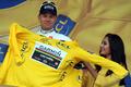 2011ツール・ド・フランス（2011 Tour de France）、第5ステージ（カルエクスからカプ・フレエル、164.5キロメートル）。総合首位（マイヨ・ジョーヌ）を守り、表彰式に臨むチーム・ガーミン・サーヴェロ（Team Garmin Cervelo）のトル・フースホフト（Thor Hushovd、2011年7月6日撮影）。(c)AFP/PASCAL PAVANI