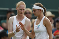 テニス、ウィンブルドン選手権、女子ダブルス2回戦。試合に臨むグリート・ミネン（右）とアリソン・バンアーツバンク（2019年7月5日撮影）。(c)Adrian DENNIS / AFP