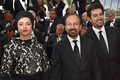 第69回カンヌ国際映画祭の閉幕式に出席したイラン人の女優タラネ・アリシュスティさん（左）とアスガー・ファルハディ監督（手前右）ら（2016年5月22日撮影）。(c)AFP/LOIC VENANCE