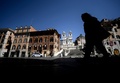 イタリア・ローマ中心部にある観光地スペイン階段近くを歩く人（2020年4月1日撮影）。(c)Filippo MONTEFORTE / AFP