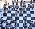 中国北部河北省の邯郸にある小学校で、「生きた」チェスに参加する小学生たち（2017年6月19日撮影）。(c)AFP