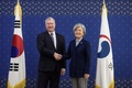 韓国の首都ソウルにある外務省で、会談を行い握手する同国の康京和（カン・ギョンファ）外相（右）と米国のスティーブン・ビーガン北朝鮮担当特使（左、2019年2月9日撮影）。(c)Ed JONES / AFP