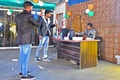インド北部ウッタルプラデシュ州シータープルで動画制作チームと話をするナレンドラ・ベルマさん（右、2023年1月9日撮影）。(c)Sanjay KANOJIA / AFP