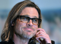 ブラット・ピット（Brad Pitt）主演の新作映画『マネー・ボール（Moneyball）』のジャパンプレミアが9日、都内で開催され、来日中のピットがアンジェリーナ・ジョリー（Angelina Jolie）とともに登場した。同作品は11日から全国ロードショーとなる。写真は、舞台あいさつを行うピット（2011年11月9日撮影）。(c)AFP/KAZUHIRO NOGI