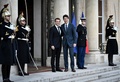 仏パリのエリゼ宮（大統領府）に到着したカナダのジャスティン・トルドー首相（右）を迎えるエマニュエル・マクロン仏大統領（2018年4月16日撮影）。(c)AFP PHOTO / STEPHANE DE SAKUTIN