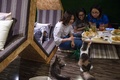 ミャンマー・ヤンゴンの「カプチーノ・カフェ」で、猫と戯れる女性客ら（2017年7月15日撮影）。(c)AFP/Ye Aung THU