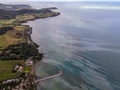 モーリシャスの上空から撮影した、貨物船わかしおから漏出した燃料が広がる海面（2020年8月8日撮影）。(c)AFP