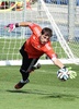 スペイン・スーパーカップ2014（Spanish Super Cup 2014）、アトレティコ・マドリード（Atletico Madrid）との第1戦を控え、バルデベバス（Valdebebas）のトレーニング施設で最終調整を行うレアル・マドリード（Real Madrid）のGKイケル・カシージャス（Iker Casillas、2014年8月18日撮影）。(c)AFP/GERARD JULIEN