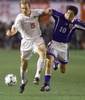 サッカー国際親善大会キリンカップ1999、日本対ベルギー。ベルギーの選手とボールを競る名波浩（右、1999年6月3日撮影）(c)AFP/Kazuhiro NOGI