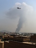 アフガニスタンの首都カブールで、襲撃の現場近くの上空を飛行する米軍のヘリコプター（2019年9月3日撮影）。(c)Wakil KOHSAR / AFP