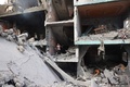 イスラエル軍による人質救出作戦で損傷した建物と散乱したがれき。パレスチナ自治区ガザ地区中部ヌセイラット避難民キャンプで（2024年6月9日撮影）。(c)EYAD BABA / AFP