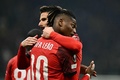 サッカーヨーロッパリーグ、決勝トーナメントプレーオフ第1戦、ACミラン対レンヌ。ゴールを決め、オリヴィエ・ジルー（奥）と喜び合うACミランのラファエル・レオン（2024年2月15日撮影）。(c)GABRIEL BOUYS / AFP