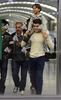 スペインの首都マドリードの駅に到着した、シリア難民のオサマ・アブドル・モフセンさん（左）と息子のザイド君（右上、2015年9月16日撮影）。AFP/JAVIER SORIANO