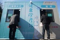 中国・浙江省杭州で新型コロナウイルス検査を受ける人（2022年12月20日撮影、資料写真）。(c)AFP