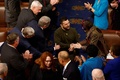 米連邦議会で、議員らと握手をするウクライナのウォロディミル・ゼレンスキー大統領（中央、2022年12月21日撮影）。(c)SAMUEL CORUM / AFP