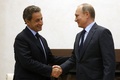 ロシア・モスクワ郊外の大統領公邸で、フランスのニコラ・サルコジ元大統領（左）を迎えるウラジーミル・プーチン大統領 （2015年10月29日撮影）。(c)SERGEI CHIRIKOV / POOL / AFP