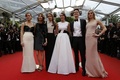 南仏カンヌ（Cannes）で開催中の第66回カンヌ国際映画祭（Cannes Film Festival）で16日、「ある視点」部門に出品されたソフィア・コッポラ（Sofia Coppola）監督作『The Bling Ring』の公式上映が行われた。同作は、2009年、ロサンゼルス（Los Angeles）で10代の若者たちがオーランド・ブルーム（Orlando Bloom）やリンジー・ローハン（Lindsay Lohan）らセレブの自宅を狙って空き巣に入った一連の事件をベースにしている。犯人の1人を演じた英女優エマ・ワトソン（Emma Watson）は「ハリー・ポッター（Harry Potter）」のハーマイオニー（Hermione）役として有名だが、本作で今どきの若者を演じるため、カーダシアン一家やパリス・ヒルトン（Paris Hilton）らが出演するリアリティー番組を何時間も見たという。写真は、レッドカーペットに登場した監督と出演者たち。（左から）ワトソン、コッポラ、タイッサ・ファーミガ（Taissa Farmiga）、ケイティ・チャン（Katie Chang）、イスラエル・ブルサード（Israel Broussard）、クレア・ジュリアン（Claire Julien、2013年5月16日撮影）。(c)AFP/VALERY HACHE