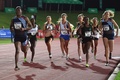 陸上の南アフリカ選手権で女子1500メートルに臨むキャスター・セメンヤ（左、2019年4月26日撮影）。(c)STRINGER / AFP