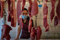 中国・湖北省武漢の精肉店で働く女性（2020年8月5日撮影）。(c)Hector RETAMAL / AFP