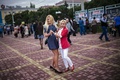 ウクライナ東部ルガンスク（Lugansk）で、独立の是非を問う住民投票での親ロシア派の「勝利」を祝う人々（2014年5月12日撮影）。(c)AFP/DIMITAR DILKOFF