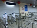 消毒作業をするスタッフ（2020年3月23日撮影）。(c)CNS/張芹