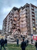 ロシア中部イジェフスクで、9階建て集合住宅が一部崩壊した現場を見る人々（2017年11月9日撮影）。(c)AFP/Alexei CHULKOV