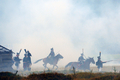 フランス皇帝ナポレオン（Napoleon）の遠征軍と帝政ロシア軍が激戦を繰り広げた1812年の「ボロジノの戦い」から今年で200年となることを記念し、モスクワ（Moscow）西方のボロジノ（Borodino）で2日、戦いを再現するイベントが行われた。

　当時の軍服や刀剣などを用いて戦いを忠実に再現したイベントには、ロシア政府が110万ドル（約8700万円）を出資。フランス側1550人、ロシア側1450人の兵士を演じる計3000人が参加。ジスカール・デスタン（Giscard d&apos;Estaing）仏元大統領と、ウラジーミル・プーチン（Vladimir Putin）露大統領も「観戦」に訪れた。これに先立ち、プーチン大統領の補佐官は「ボロジノの戦い」再現イベントを「若者の愛国教育」を広めるために活用したいと述べた。

　1812年9月7日の「ボロジノの戦い」は合戦では勝利しながら、戦争には負けた戦将の際立った例だ。

　ボロジノでは2万人のナポレオン軍が激戦の末に、兵力の多い4万5000人の露軍を破った。しかし痛手が大きかったため、ナポレオンはモスクワに進軍を開始する前に回復期間を置くことにした。この時にナポレオンはおそらく、敵方のクトゥーゾフ将軍が戦闘の翌日に一時撤退したことを知らなかったとされる。この休息の決断が、ナポレオンにとって致命的な誤算だった。

　帝政ロシア軍は兵力の半分を失っていたが、近くの村落で体制を立て直す時間ができ、戦術を練った。ナポレオン軍が入城したモスクワは、市民は脱出しもぬけの殻で、そこに焦土戦術が追い打ちをかけた。士気を失ったナポレオン軍は退却を余儀なくされた（2012年9月2日撮影）。(c)AFP/Kirill Kudryavtsev