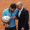 全仏オープンテニス2009（%%French Open 2009%%）男子シングルス決勝。大会第2シードのロジャー・フェデラー（%%Roger Federer%%、スイス）は、大会第23シードのロビン・ソデルリング（%%Robin Soderling%%、スウェーデン）と対戦。フェデラーは6-1、7-6、6-4で全仏初優勝を果たし、ピート・サンプラス（%%Pete Sampras%%、米国）氏の持つグランドスラム最多優勝記録（14勝）に並ぶと同時に、史上6人目の生涯グランドスラム（4大大会全制覇）を達成した。写真は表彰式で元テニス選手のアンドレ・アガシ（%%Andre Agassi%%）氏と言葉を交わすロジャー・フェデラー（左）。（2009年6月7日撮影）(c)AFP/LIONEL BONAVENTURE