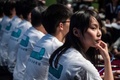 香港で、新政党「香港衆志（デモシスト）」結成を発表する民主派学生ら（2016年4月10日撮影）。(c)AFP/ANTHONY WALLACE