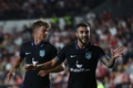 22-23スペイン1部リーグ第28節、ラージョ・バジェカーノ対アトレティコ・マドリード。チーム2点目を決め、マルコス・ジョレンテ（左）と喜ぶアトレティコ・マドリードのマリオ・エルモソ（2023年4月9日撮影）。(c)Pierre-Philippe MARCOU / AFP