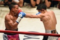 ボクシング、WBA世界スーパーフライ級タイトルマッチ12回戦。ノルベルト・ヒメネス（Norberto Jimenez、左）と対戦する河野公平（Koehi Kono、2014年12月31日撮影）。(c)AFP/Toru YAMANAKA