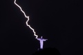 ブラジル・リオデジャネイロで、コルコバードのキリスト像の手に落ちた雷（2023年2月21日撮影）。(c)MAURO PIMENTEL / AFP