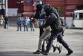 ロシア・モスクワでウクライナ侵攻に抗議するデモ参加者を拘束する警察官（2022年3月13日撮影）。(c)AFP