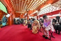 東京都内の神田明神で行われた「アイボの七五三」で自身のアイボの健やかな成長を祈願する参加者（2021年11月12日撮影）。(c)Kazuhiro NOGI / AFP