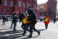 ロシア・モスクワ中心部で、拘束されるウクライナ侵攻に抗議するデモの参加者（2022年3月13日撮影）。(c)AFP