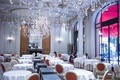 パリ（Paris）・モンテーニュ通り（Avenue Montaigne）にある老舗ホテル「プラザ・アテネ（Plaza Athenee）」で朝食をとる宿泊客（2013年10月1日撮影）。(c)AFP/FRED DUFOUR