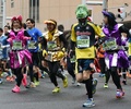 東京マラソン2015。仮装してレースに臨むランナー（2015年2月22日撮影）。(c)AFP/TOSHIFUMI KITAMURA