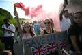 英ロンドン郊外の反移民デモ、再び「暴力的な騒乱」に 5人逮捕 英ロンドン北東のエッピング地区にあるベルホテル前で行われた反移民抗議デモ(2025年7月20日撮影)。(c)JUSTIN TALLIS/AFP